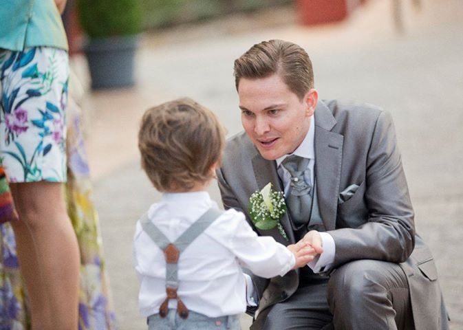 Traje del novio gris plata garrido ceremonia