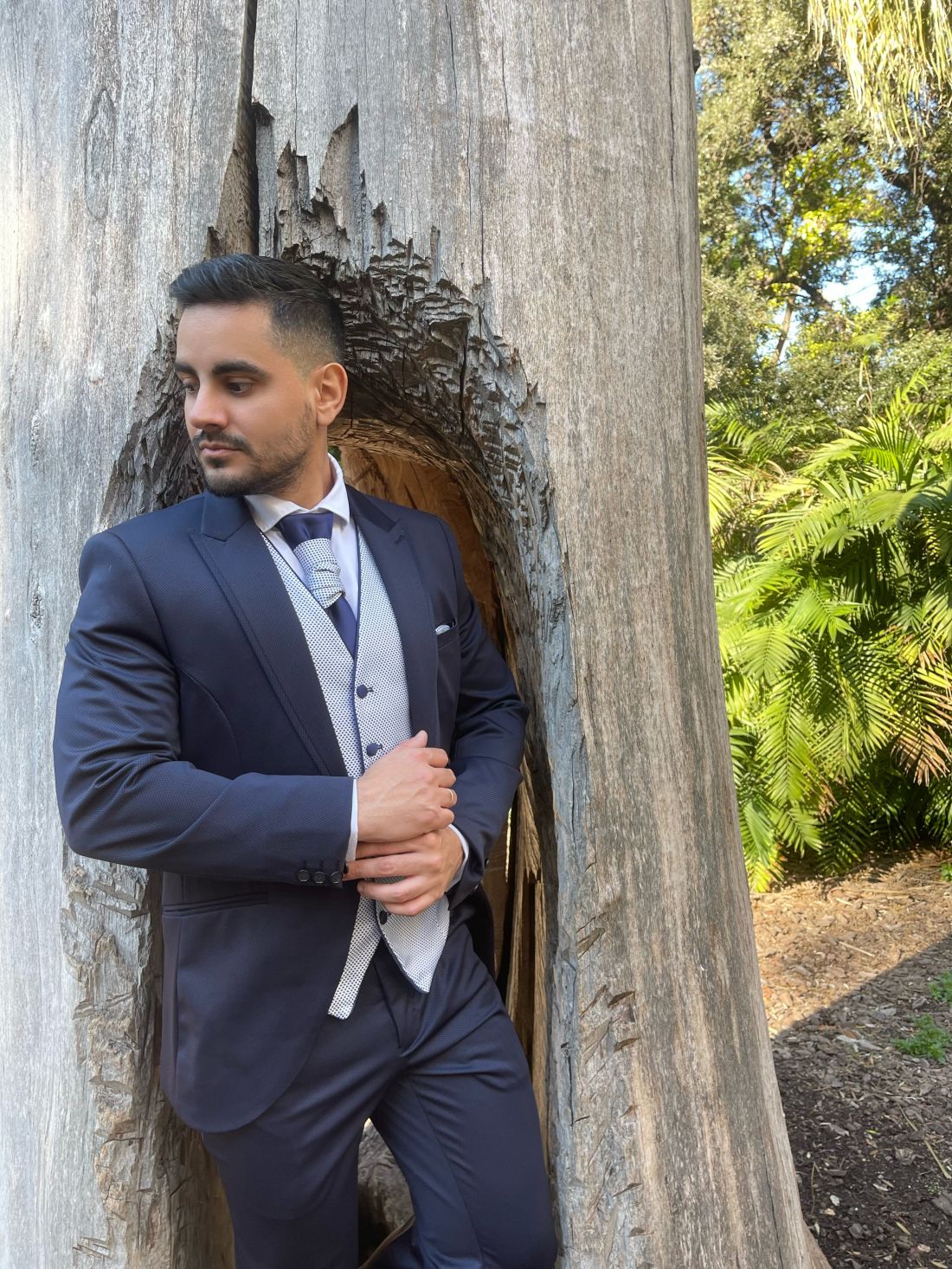 Traje de novio barato.